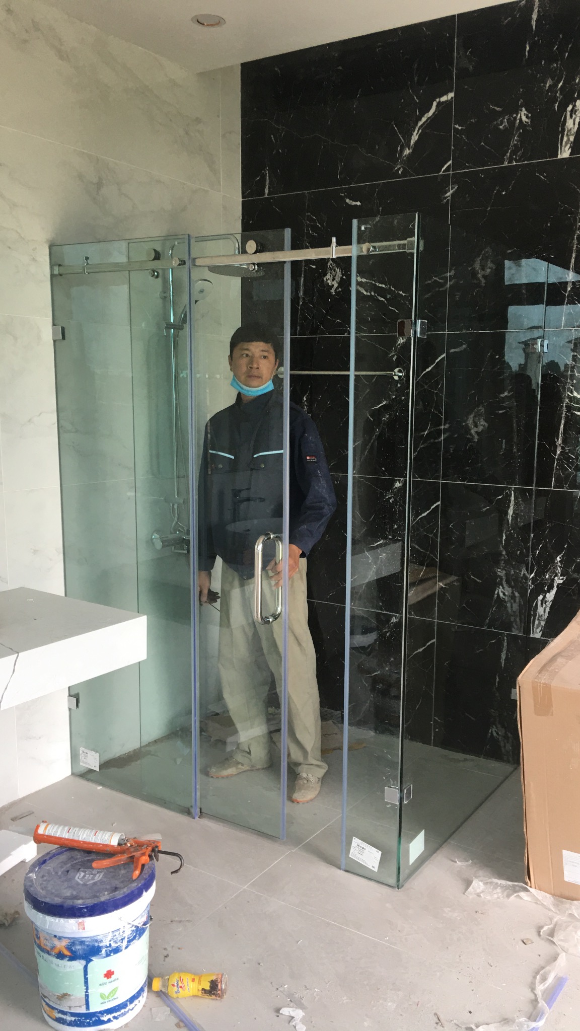 Vách tắm kính cường lực